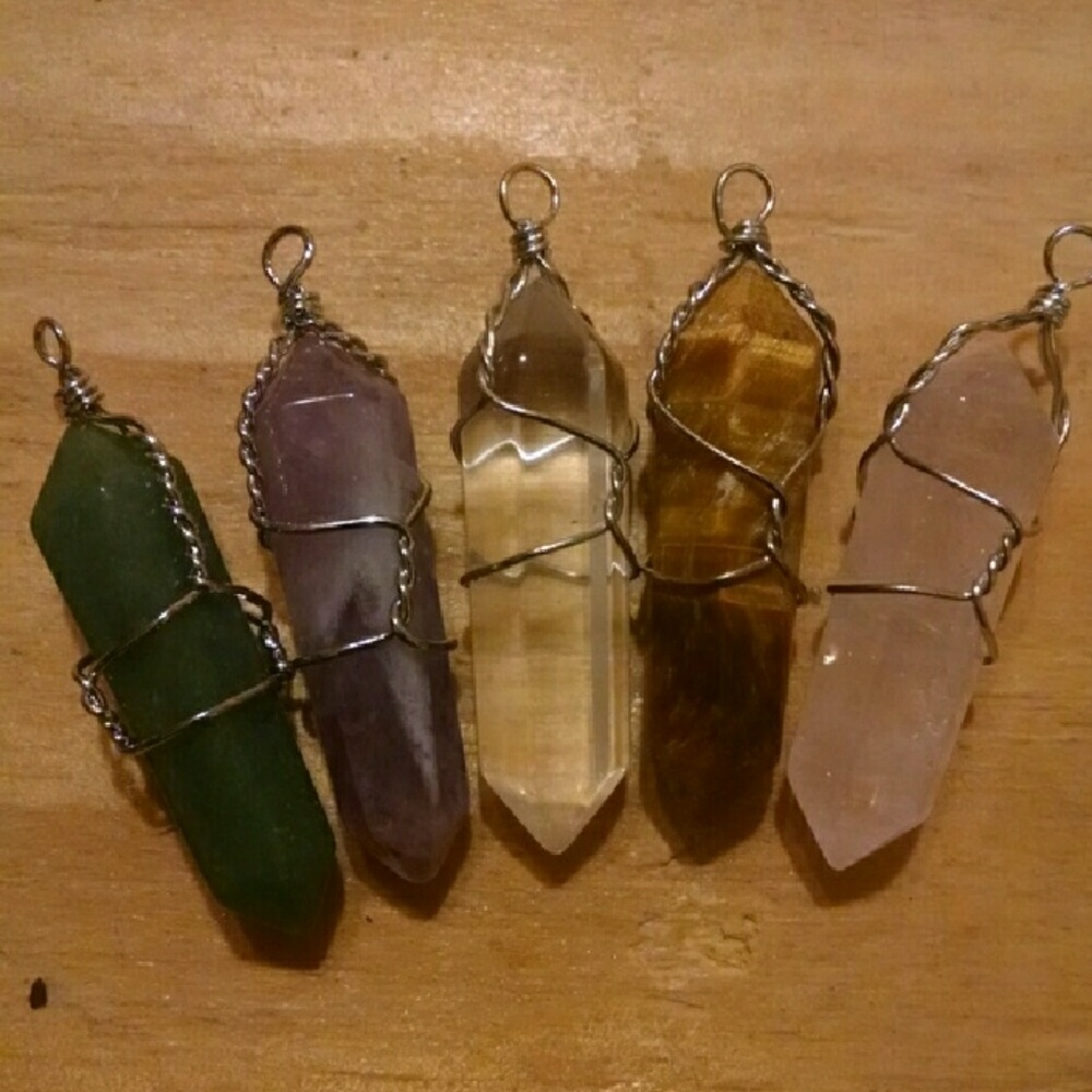 5 natural points pendants